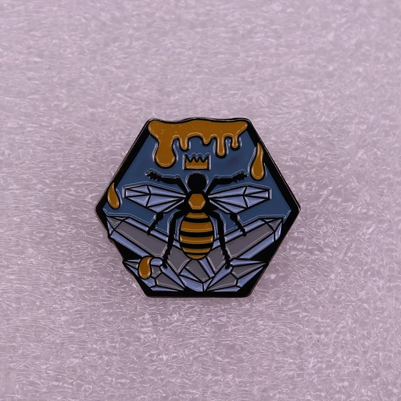 

Graffiti Art Work Queen Bee Spirit Jewelry Gift Pin Fashionable Creative Cartoon Brooch Lovely Enamel Badge Clothing Accessories