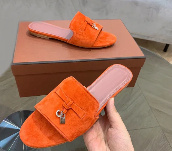 New high quality LP brand women's fashion flat slippers Sheepskin lock fringe casual outdoor slippers summer simple sandals.