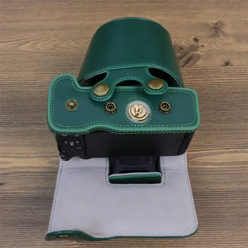 Для камеры Canon EOS R50 (объектив 18-45 мм) Защитный чехол из искусственной кожи с нижней