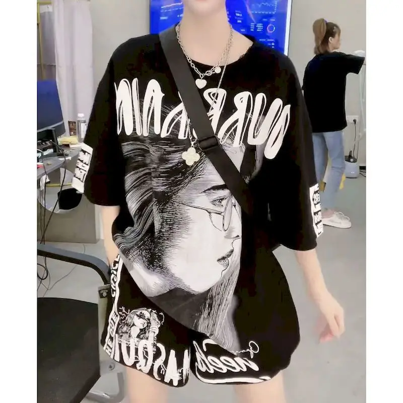 

Повседневные спортивные костюмы для женщин, летняя модная трендовая свободная футболка с коротким рукавом и широкие шорты, комплект из 2 пр...