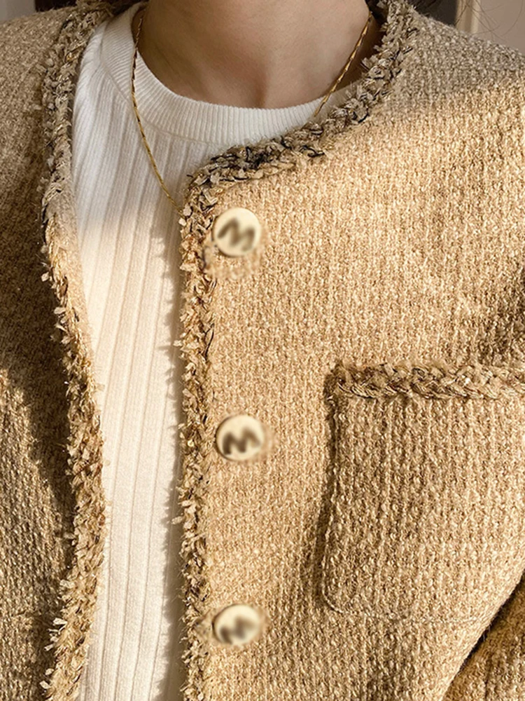 Женская короткая куртка с круглым вырезом длинным рукавом и металлическими