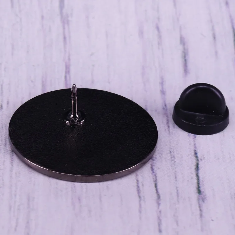 Эмалированная брошь с надписью You Are Safe With Me |