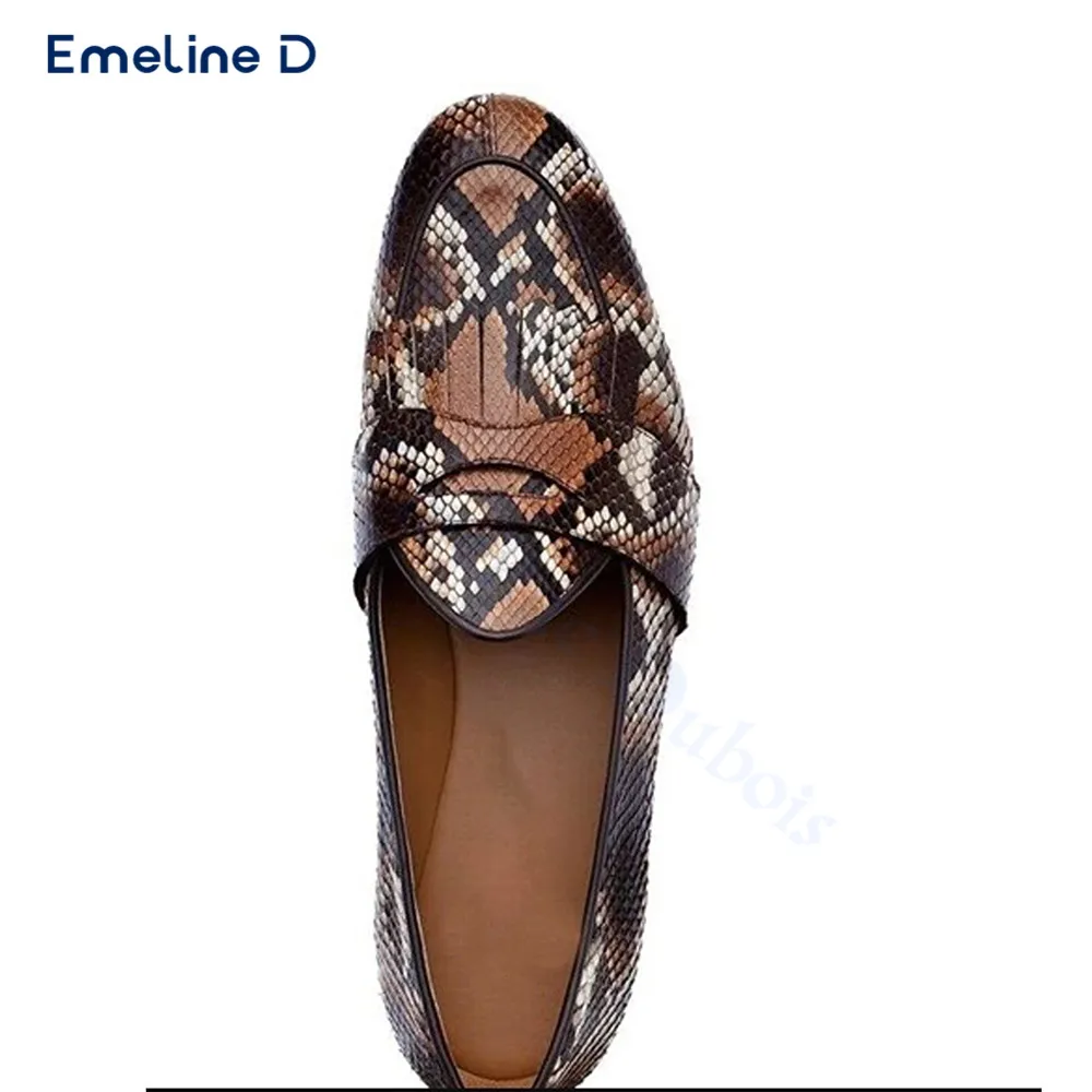 Темные лоферы со змеиным узором и кисточками простая кожаная повседневная обувь