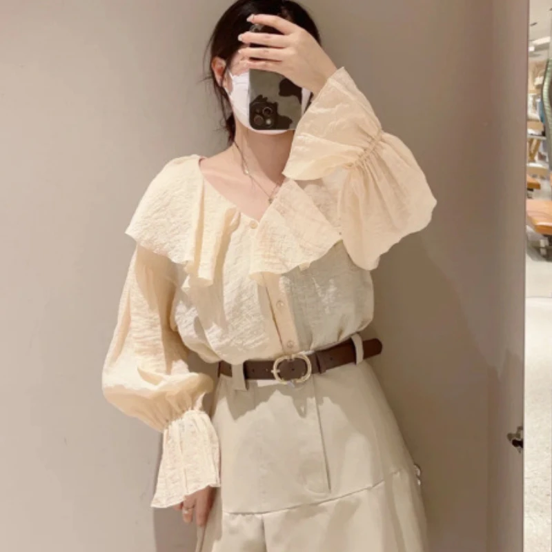 Женская блузка с V-образным вырезом длинным рукавом и воланом