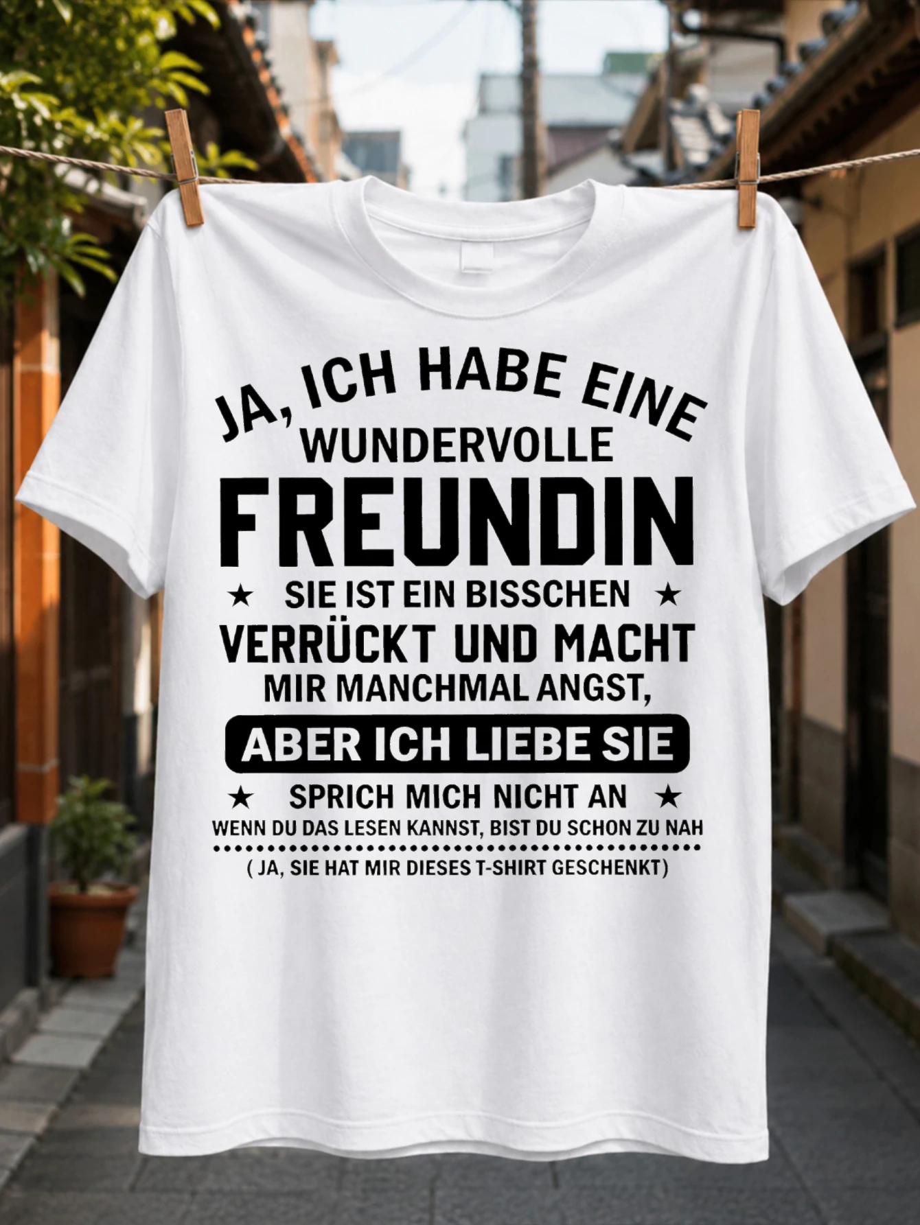 Фото Футболка унисекс с надписью «Ja Ich Habe Eine Wundervolle Freundin GermanLong Protective Girlfriend Warning in Bold Typography» №1