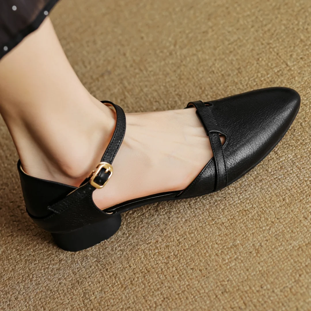 Женские босоножки из натуральной кожи с острым носком и ремешком на щиколотке