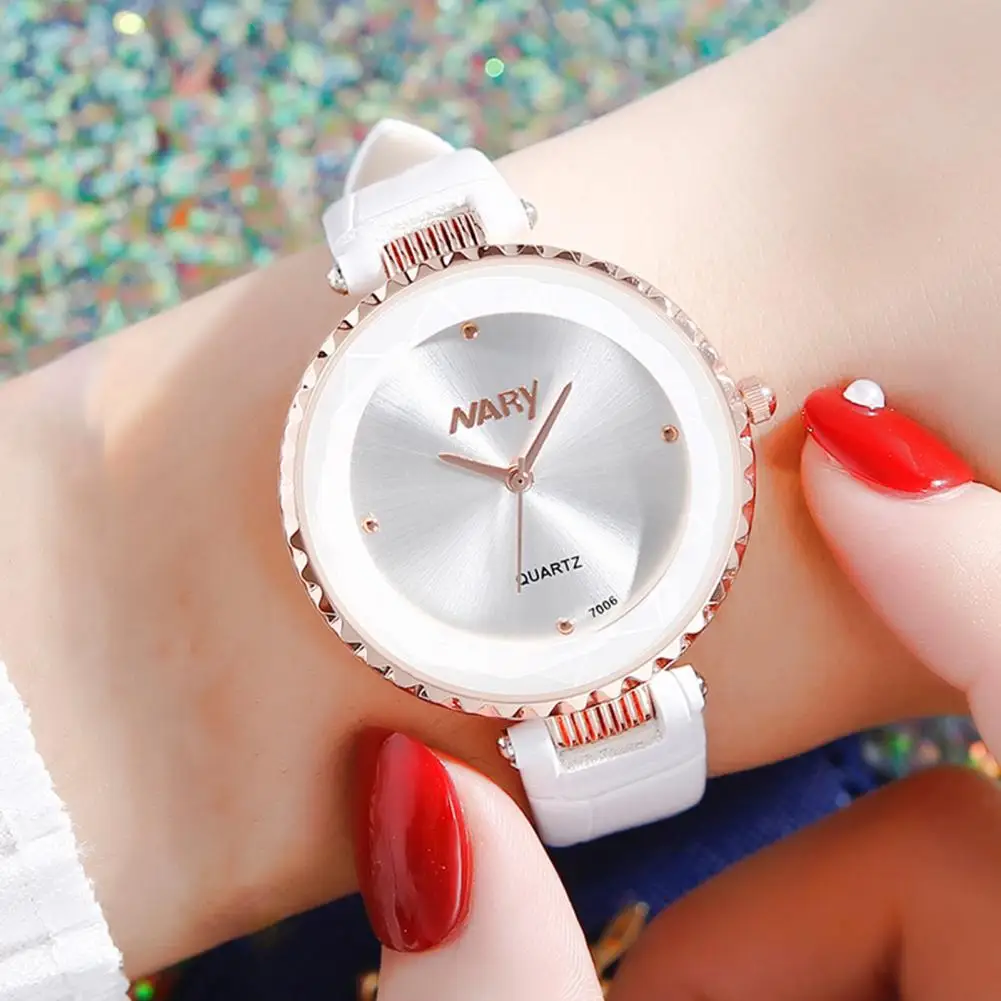 

Simple Sport Watch Round Dial Fashion Women Round Dial Quartz Wristwatch