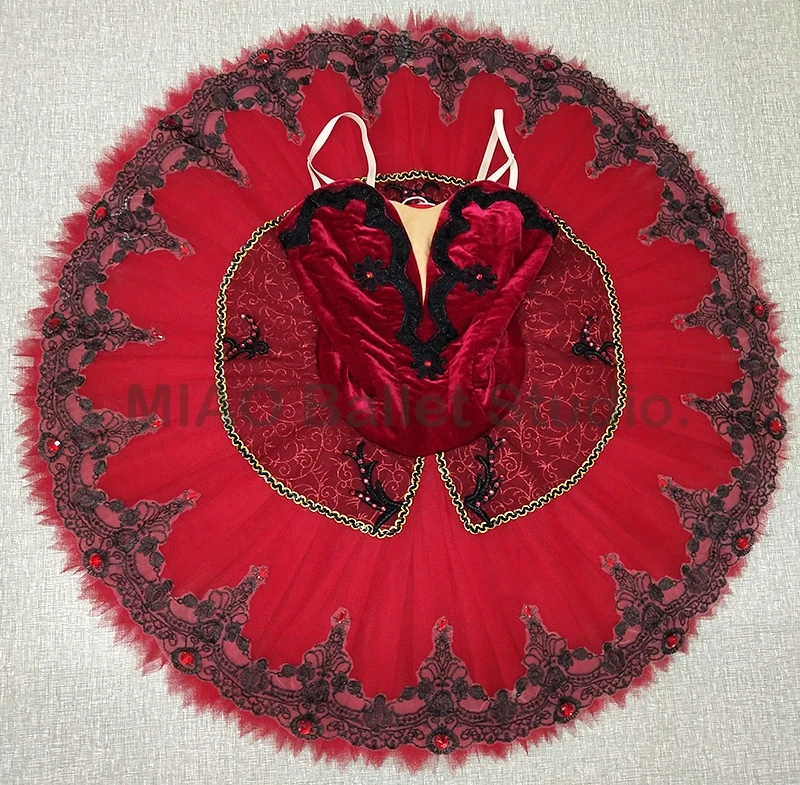 Женский костюм винного черного и темно-красного цветов 11 слоев