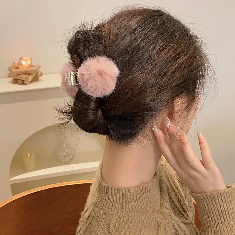 

Plush Alloy Hair Claw Clip Winter Soft Furry Shark Clip Ponytail Holder For Girl Women Hair Accessories