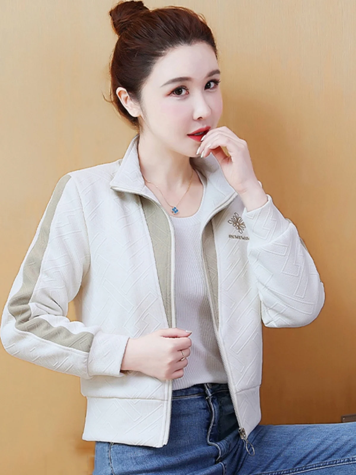 Короткая теплая куртка одного цвета женская осенне-зимняя утолщенная маленькая