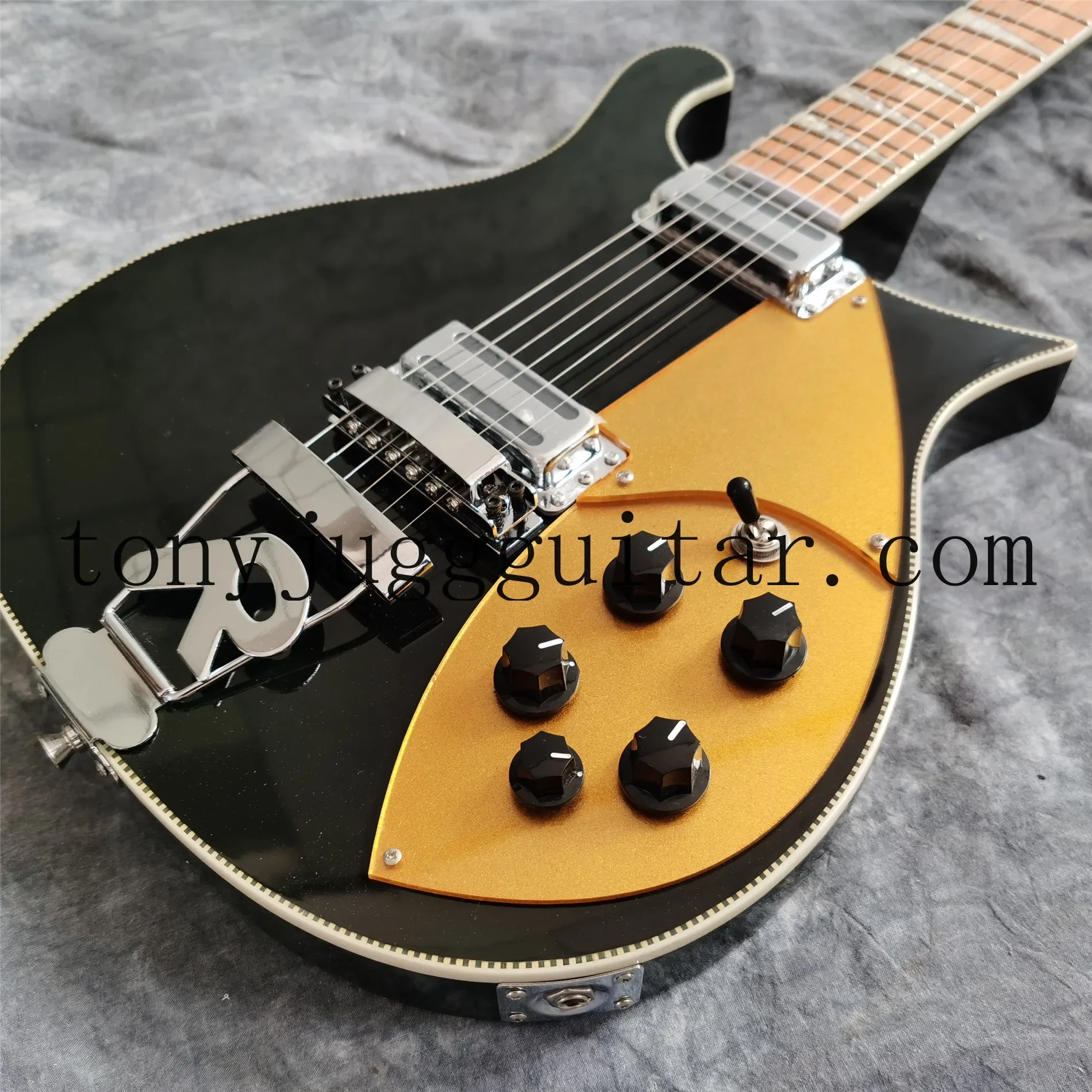 

6 Strings Black Electric Guitar Checkerboard Binding, Gold Sparkle Pickguard, Lacquer Gloss Fingerboard, Bigs Tremolo Bridge