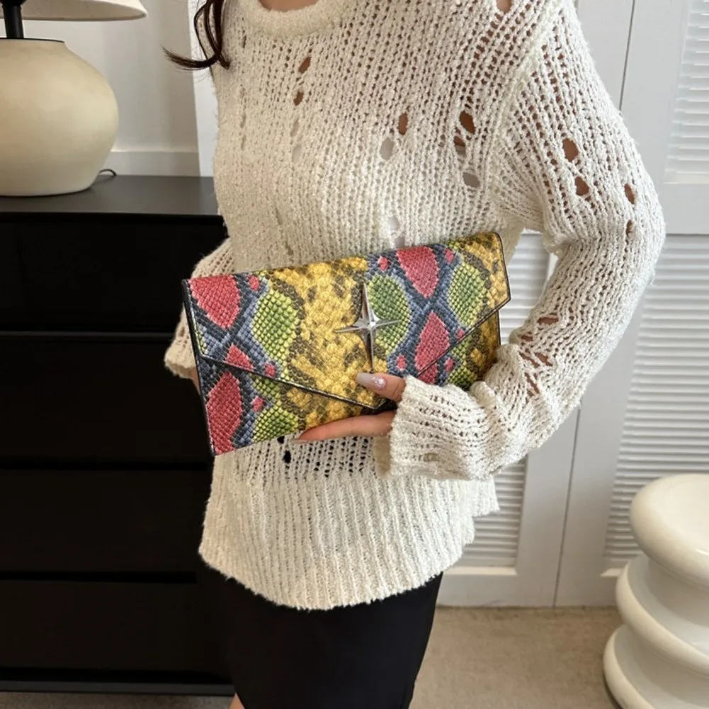 Цветная контрастная сумка-конверт со змеиным узором разноцветная женская