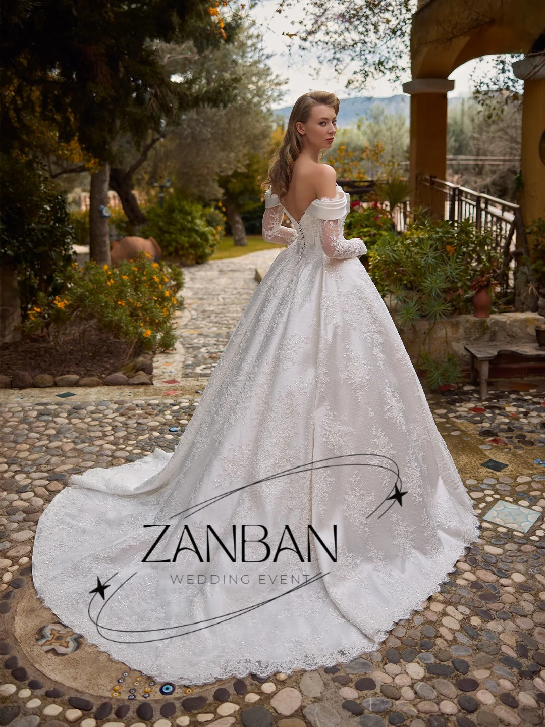 Фото Свадебное платье ZanBan A-силуэта для женщин, с открытыми плечами, длинными рукавами, 2026, с жемчугом, бисером, кружевом, шлейфом, на заказ №3