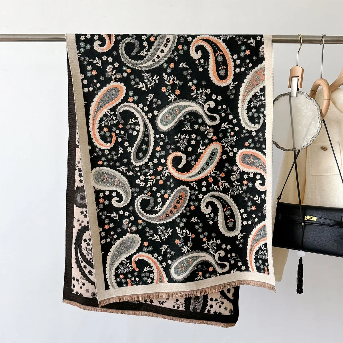 Зимний шарф роскошный теплый из пашмины женский шаль с кисточками и накидка