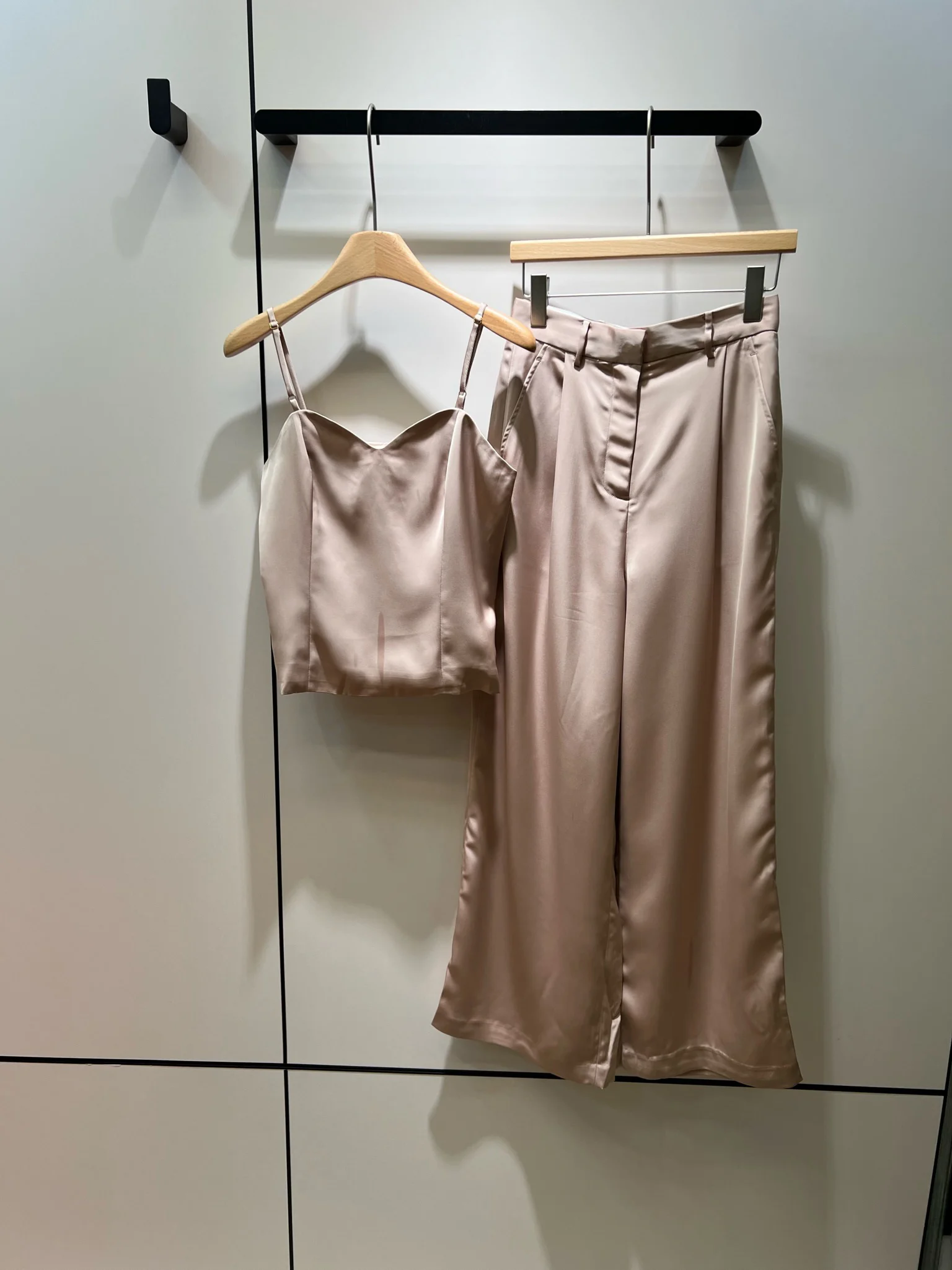 

Thigh-wide pantsuit with adjustable shoulder strap Elegant temperament715