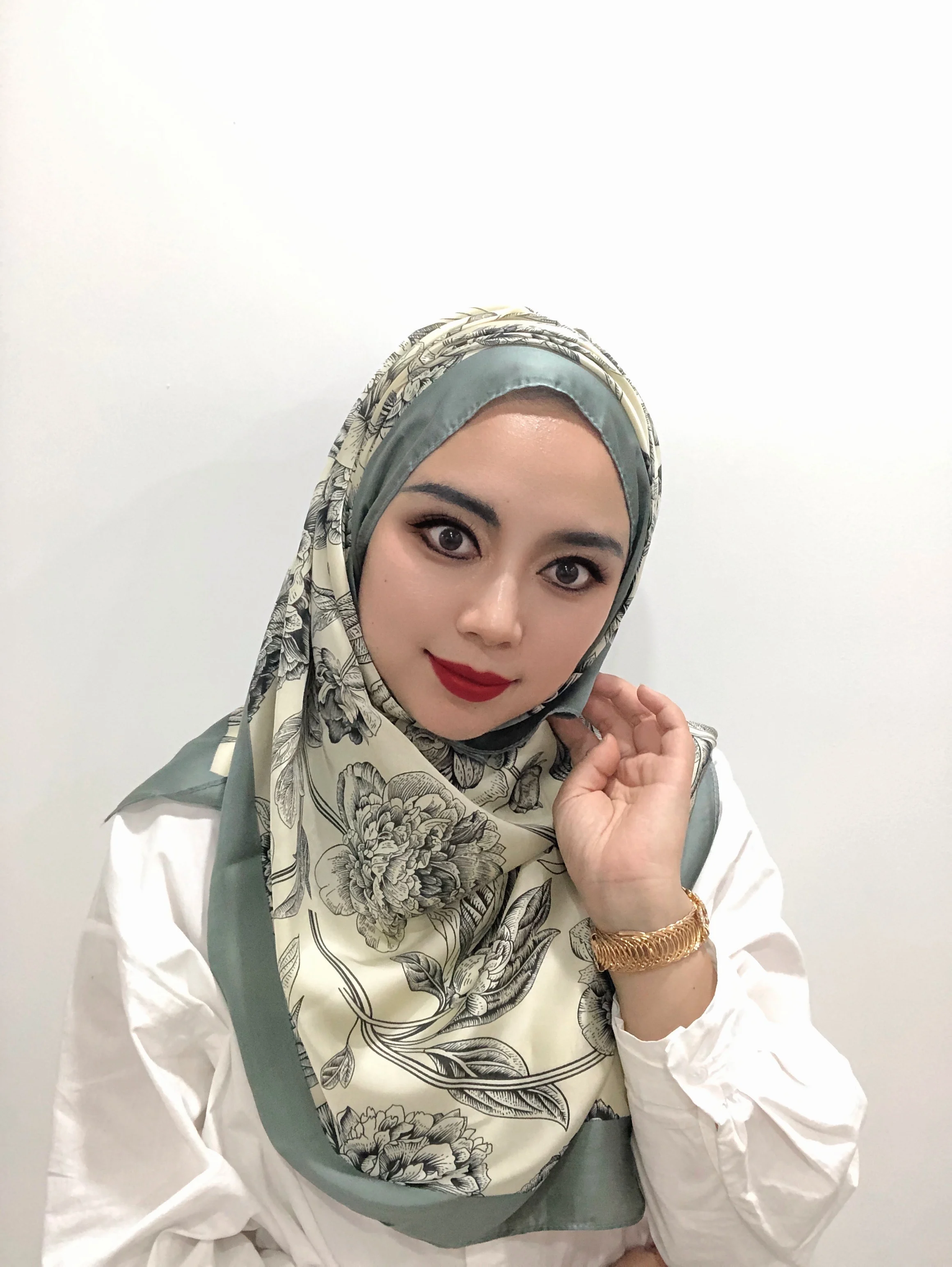 

Floral Islamic Square Scarf Muslim Print Faux Silk Hijab Abaya Hijabs for Woman Abaya Jersey Silk Scarf Women Instant Hijab