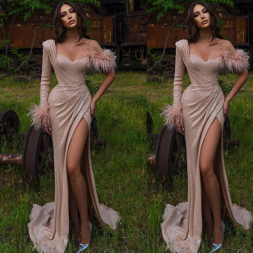 

Платье на одно плечо с перьями, плиссированное платье с длинным рукавом для выпускного вечера, индивидуальные Платья С Боковым Разрезом