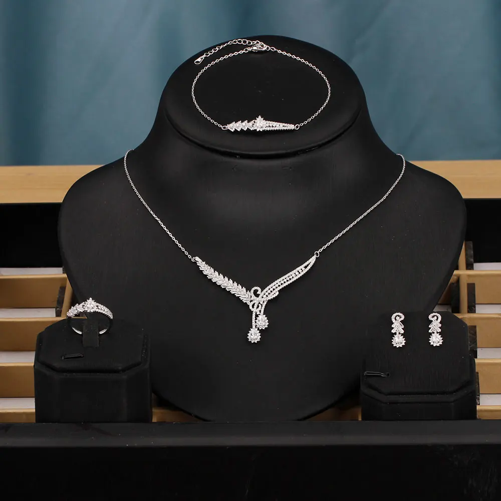 

Комплект ювелирных изделий из колье, серёг и кольца, 4 шт.