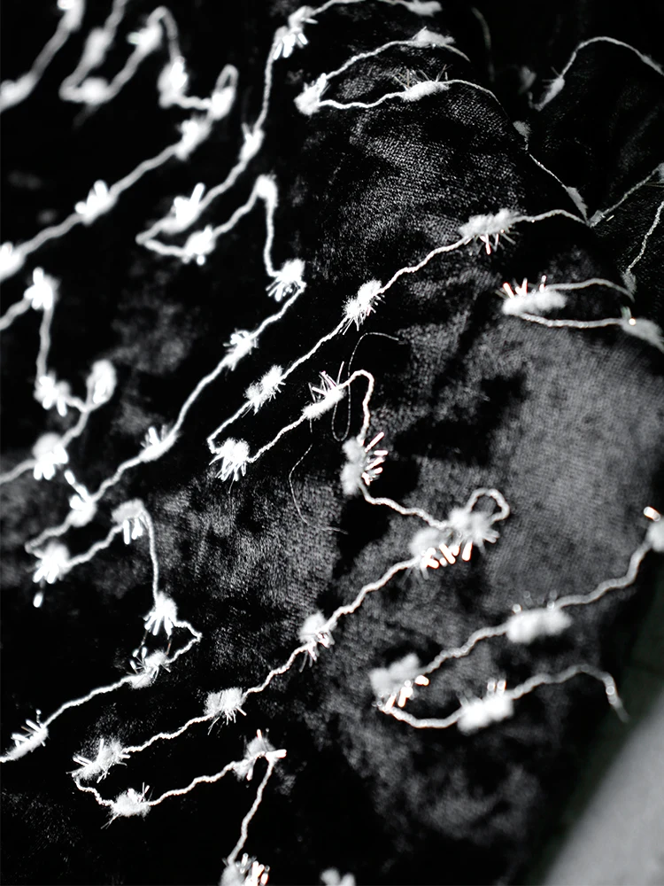 Нишевое бархатное черно-белое жаккардовое текстурное платье с вышивкой для