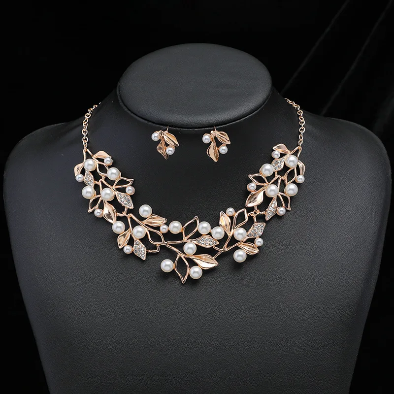 

2022 new light luxury European and American ladies necklace earrings 2-piece set fashion pearl pendant necklace earring set hot