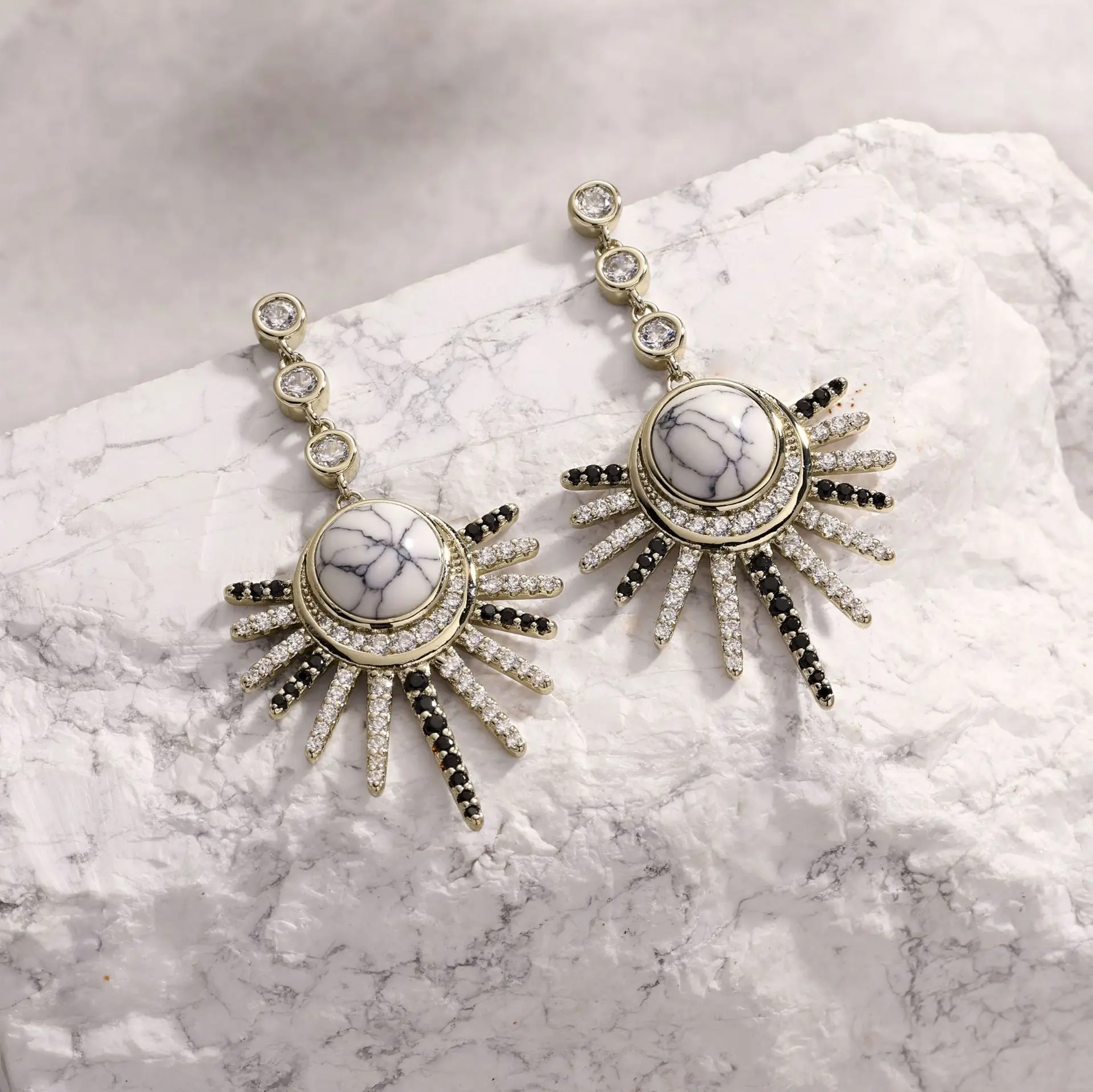 Boucles d'oreilles de styliste français en pierre de pin blanche et noire, Nano, plaqué or de haute qualité pour femmes, bijoux de scène de fête de luxe