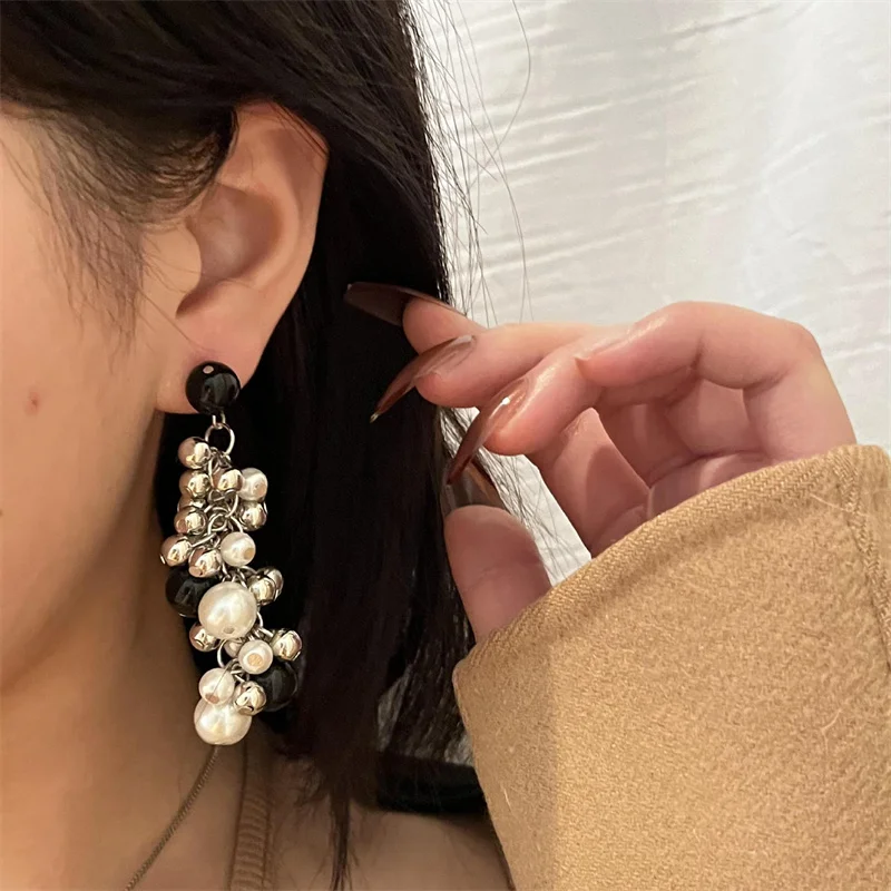 Женские круглые серьги XIALUOKE черно-белые длинные бусы с кисточкой модные