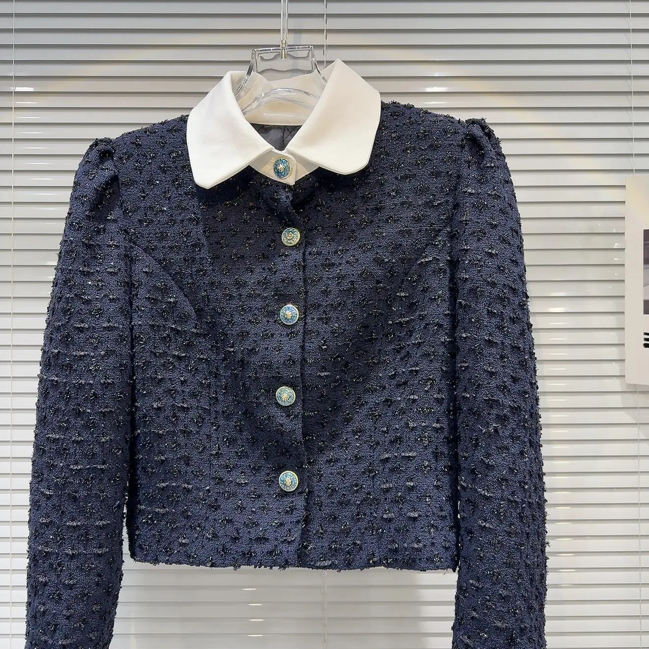 Та же модель что и Online Celebri 2024 новинка зимы изящный белый дизайн с лацканами