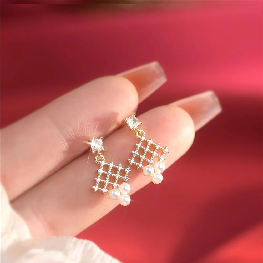 

French Design Small Grid Pearl Earring Female Senior Delicate Temperament Earrings Daily Joker Commuter Female Jewelry Gifts