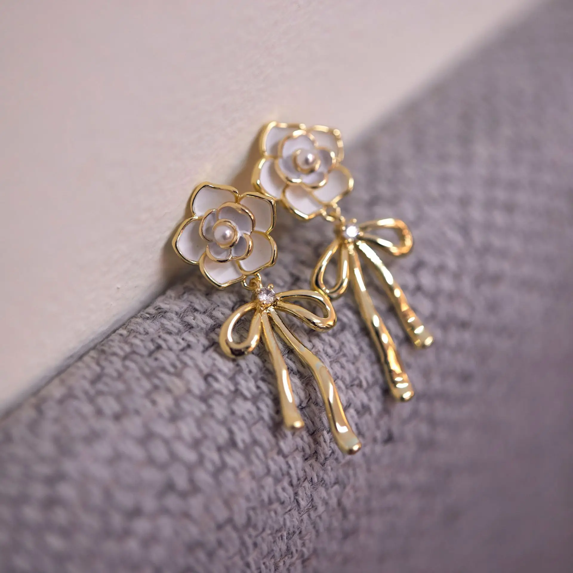 

Flower Camellia Bow Earring Elegant Stud Statement Cute Lovely Earwear Jewelry Vintage Classic Earring for Women