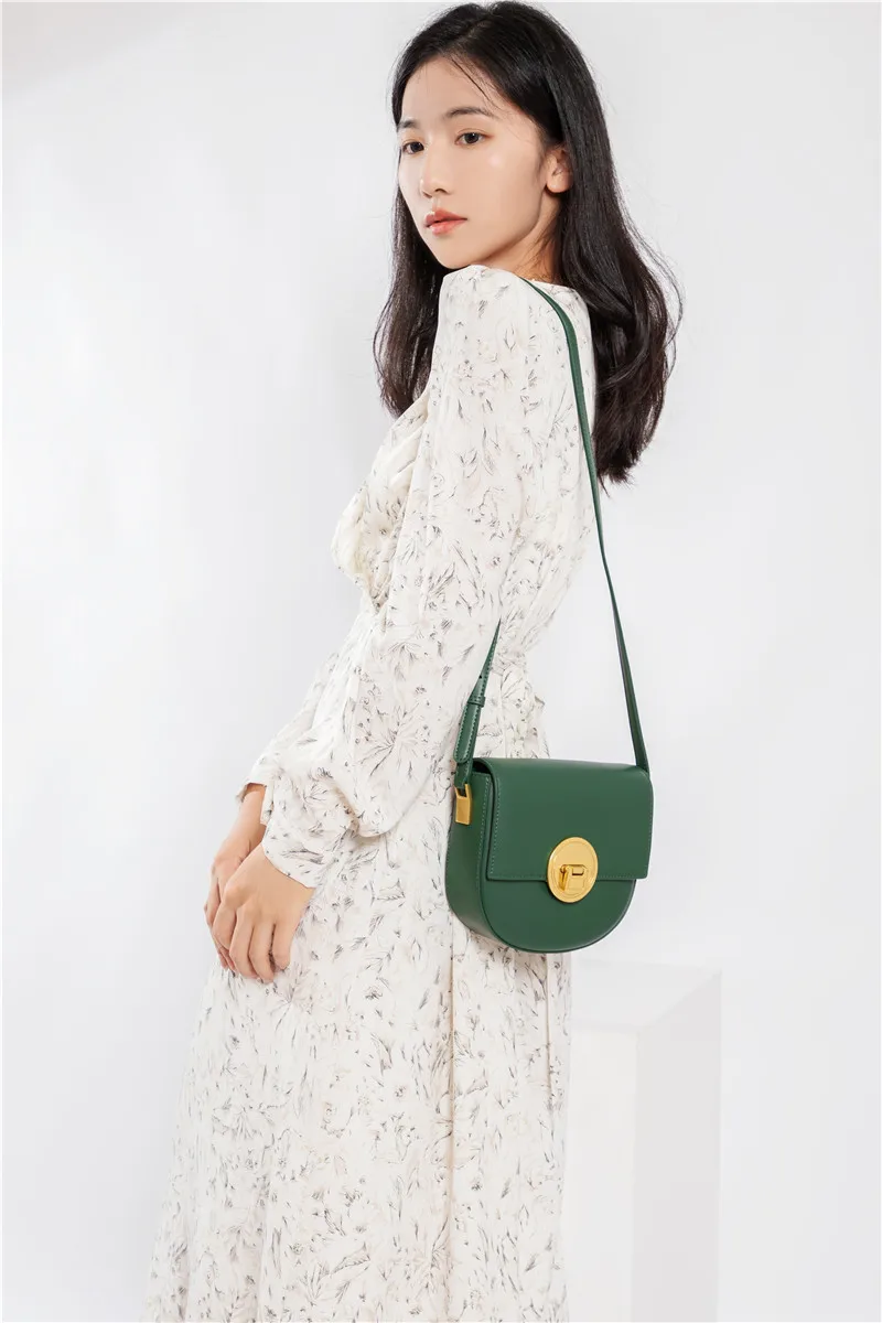 

2022 New Niche Design, Retro, Messenger, Versatile, Single Shoulder Women's Bag, Large Round Lock Saddle Bag