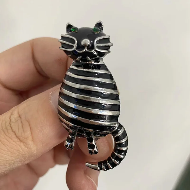 

Retro Elegant Black and White Striped Cat Brooches for Women Personality Cute Animal Corsage Pins Fashion Clothing Accessories
