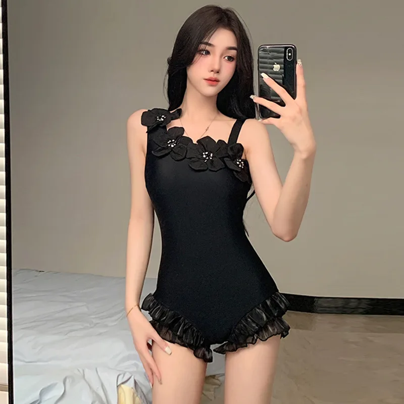 

Закрывает живот тонкий сексуальный сплошной купальник с косым плечом