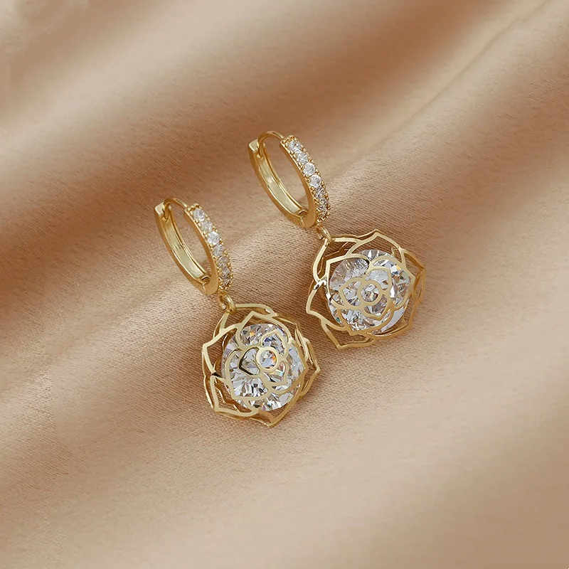 

2022 New Arrival Trendy Vintage Elegant Crystal Hollowed Out Rose Dangle Earrings For Women Fashion Geometric Crystal Jewelry