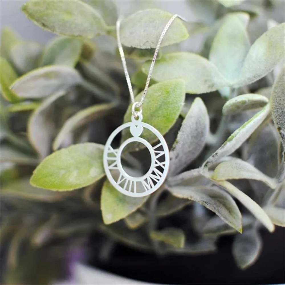 Индивидуальное ожерелье персонализированное золотого и римского цветов с датой