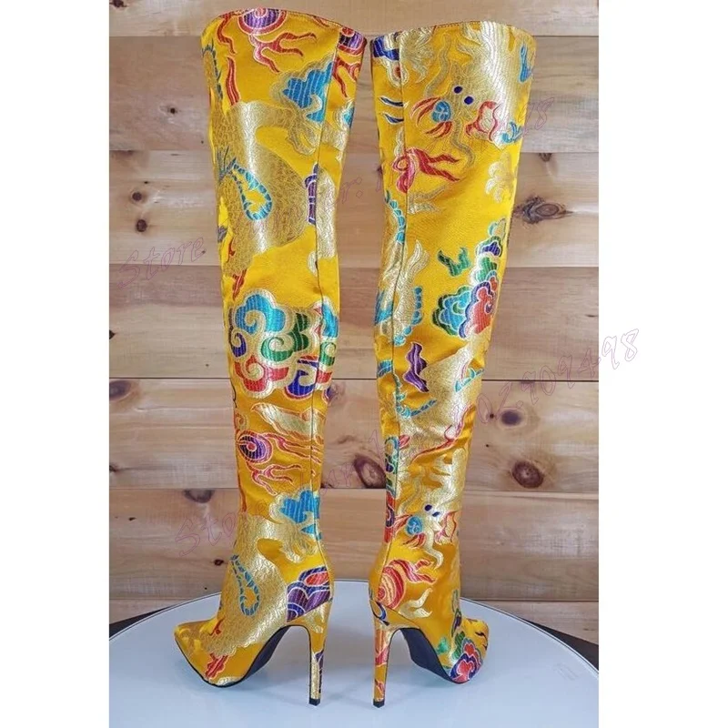 Женские атласные сапоги до колена красные с вышивкой и острым носком на высоком