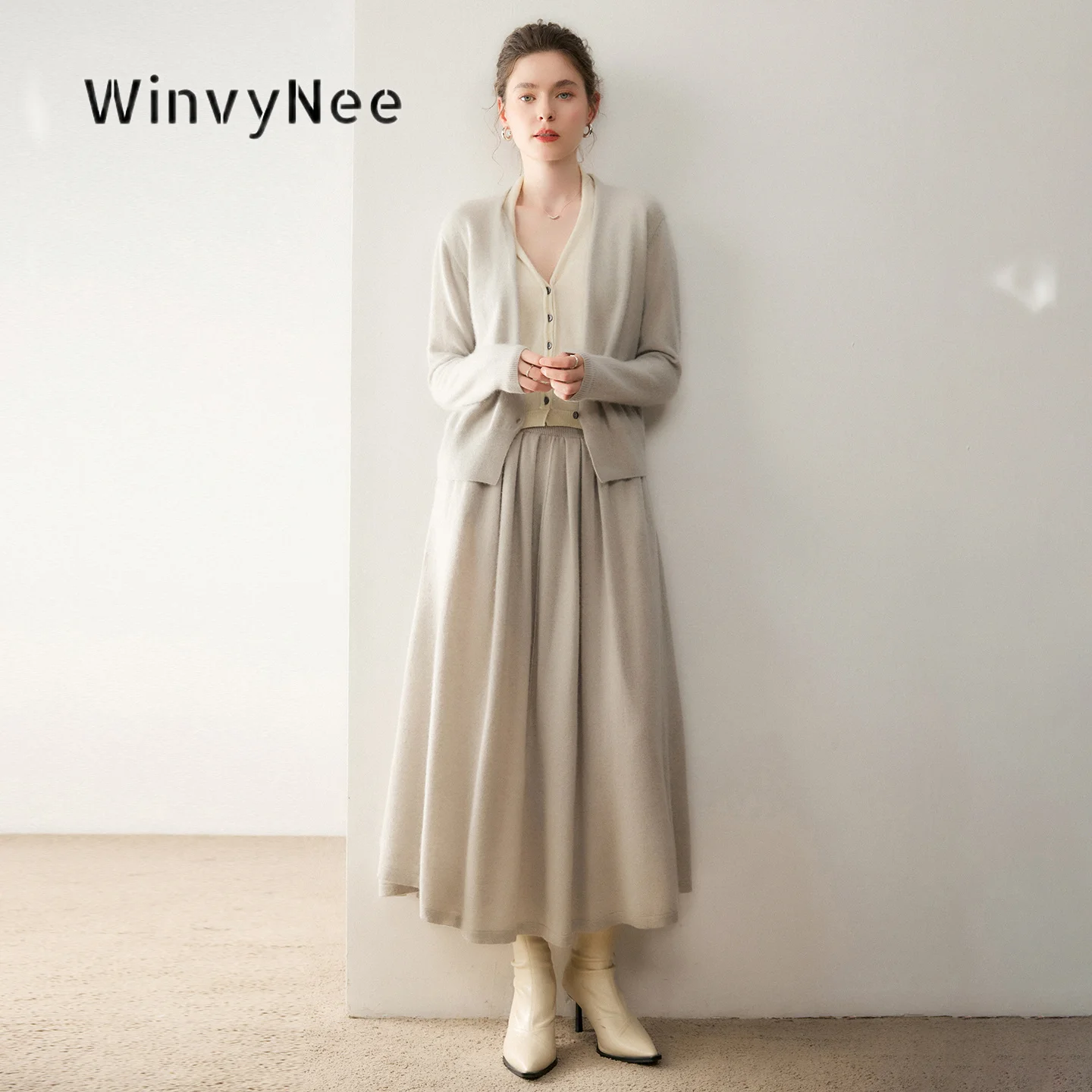 Фото Женский комплект WinvyNee: кардиган с V-образным вырезом и имитацией двух предметов одежды, макси-юбка, теплый, из мягкой шерстяной пряжи, минималистичный, для осени и зимы, вязаный, модель F1654055. №2