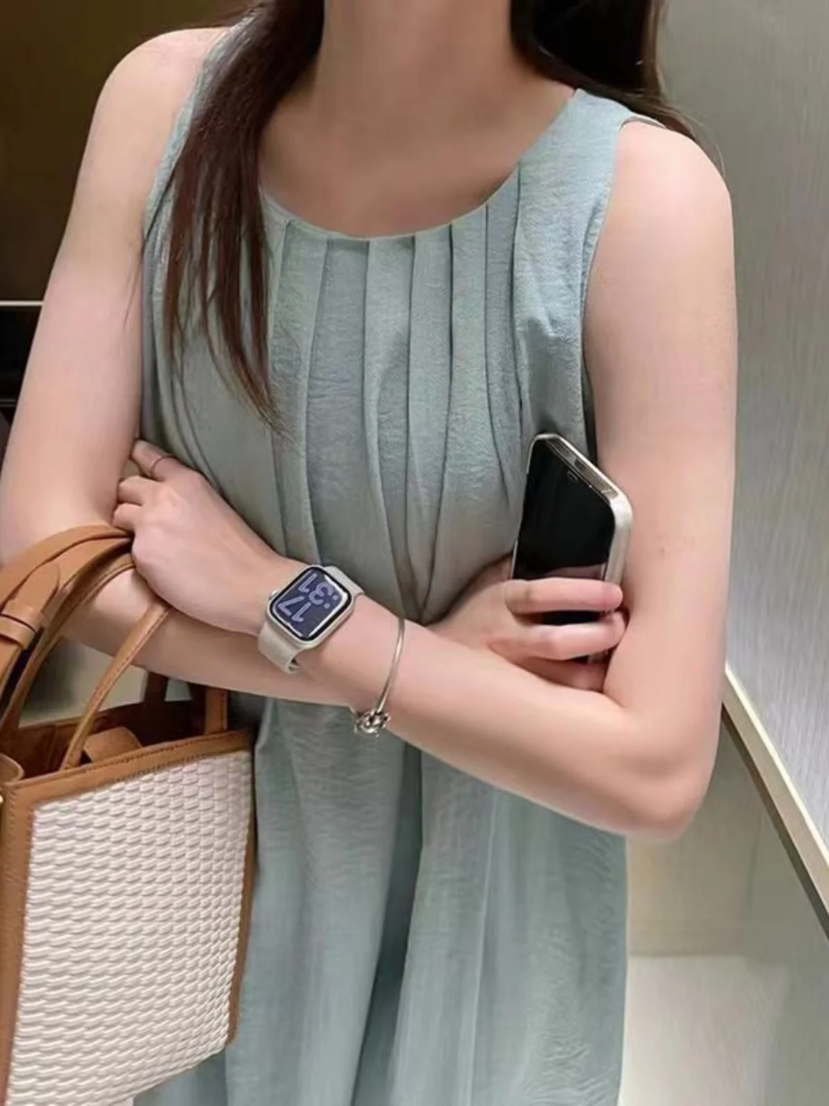 2024 New Gentle Sle Sleeveless Dress Women's Summer Wear Backless Design Sense Pleat Loose Show White Vest Long dress |