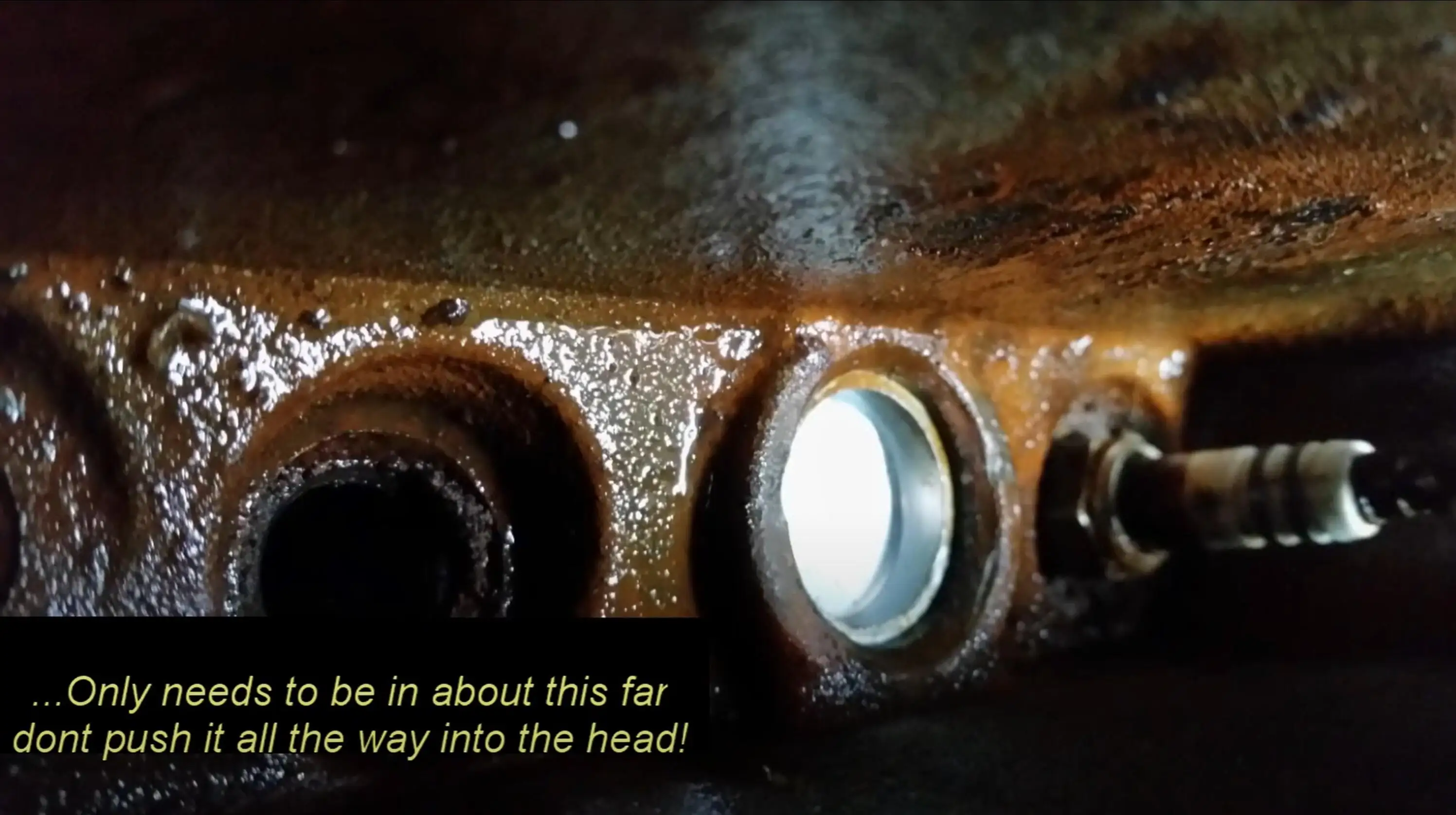 Фото Комплект из 2-х заглушек для головки блока цилиндров Ford 1.25, 1.4, 1.6 16v Zetec SE Mk4, Mk5, Mk6, Fiesta. Автоаксессуары. №4