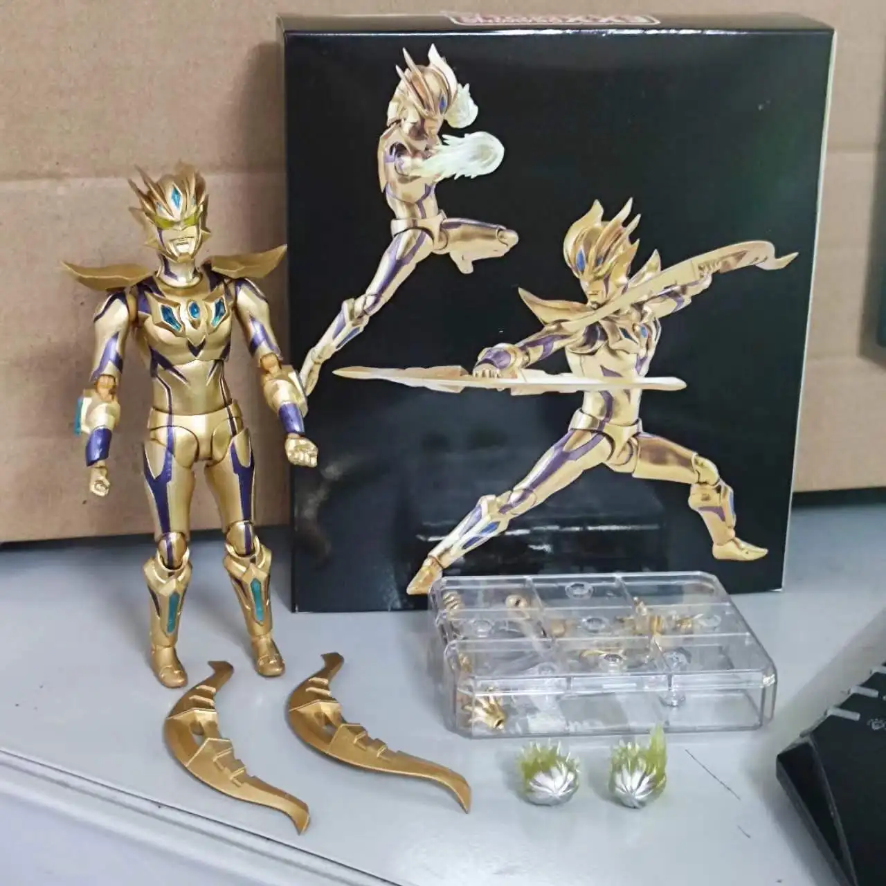 

Amine Golden Ultraman Zero Movable Articulated Lightable LED Action Figure Toys