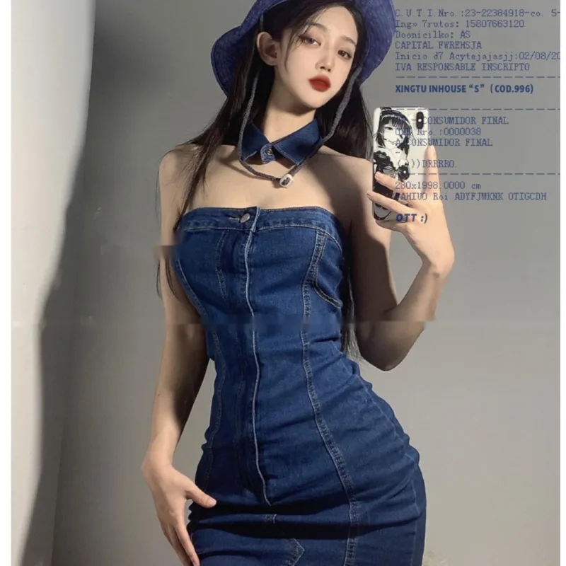 

Женская джинсовая юбка с открытыми плечами и пуговицами