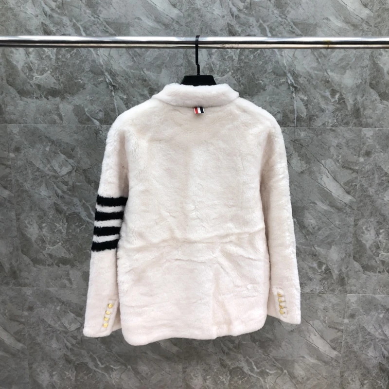 Рисунок 2 - Женское белое пальто TB