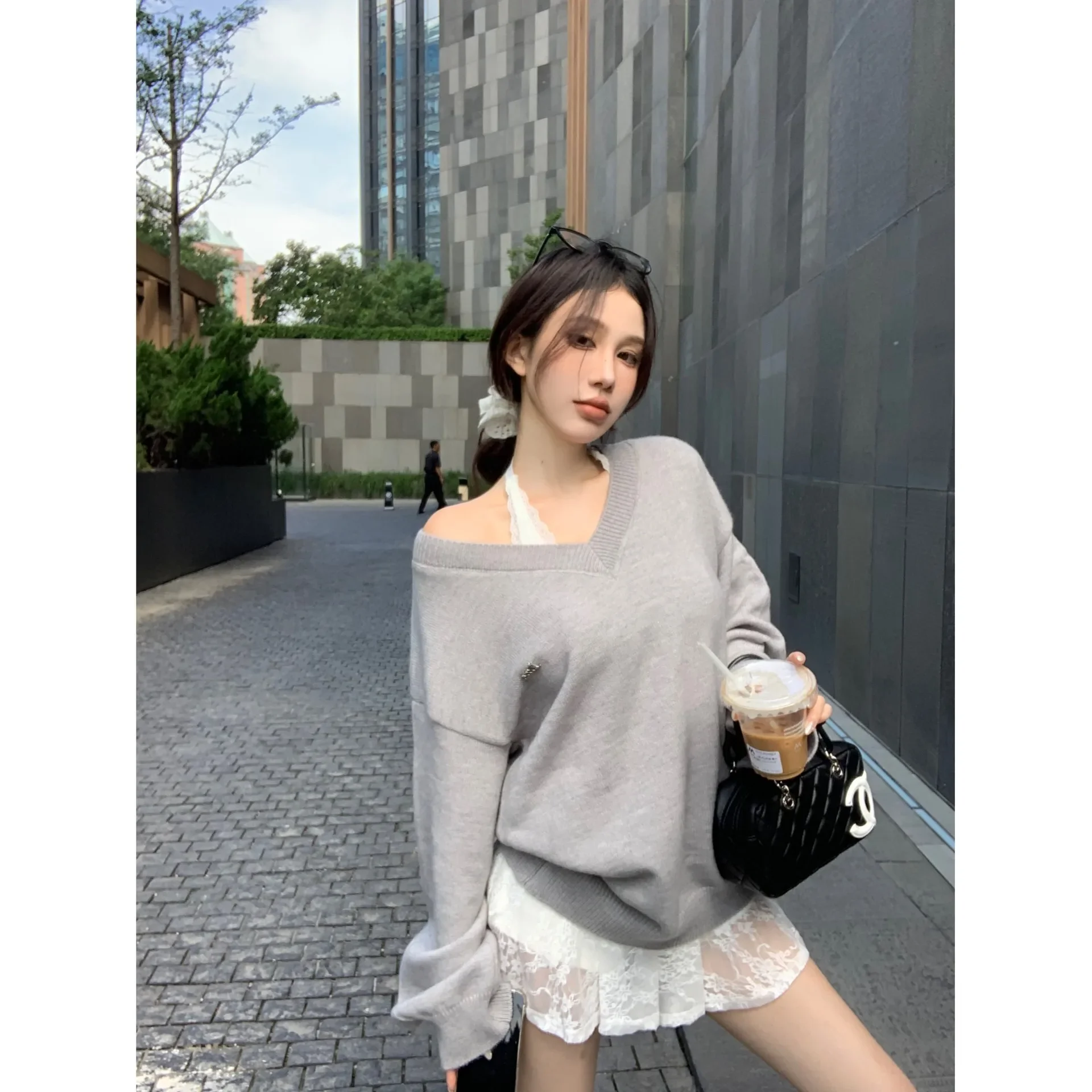 Милое пикантное женское кружевное платье с бретелькой на шее ранняя осень