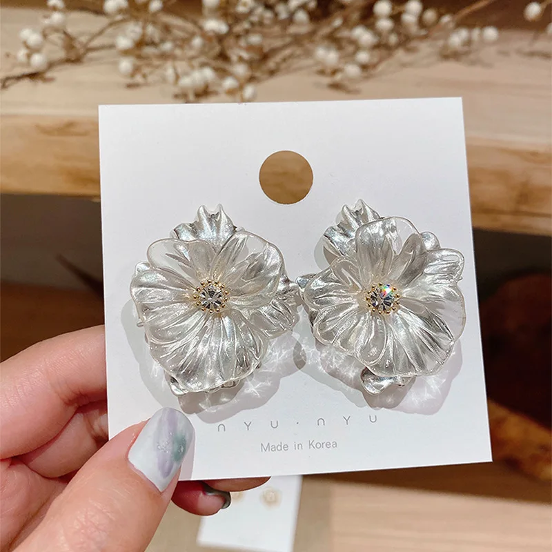 

Korean Elegant Clear Crystal White Flower Earrings 2020 Sweet Transparent Layed Floral Dangle Drop Earrings for Women Jewelry