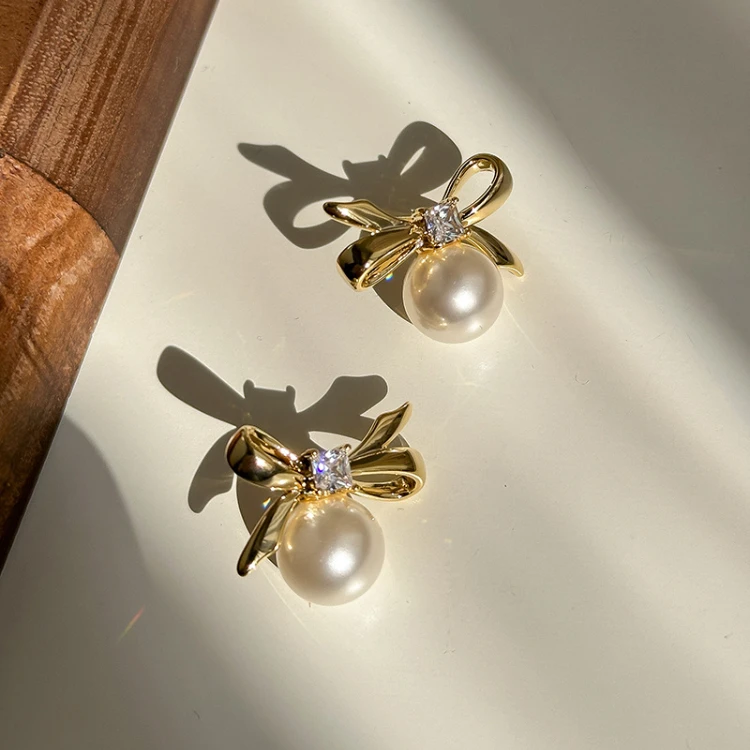 Серьги-гвоздики женские из серебра 925 пробы с жемчугом и цирконом