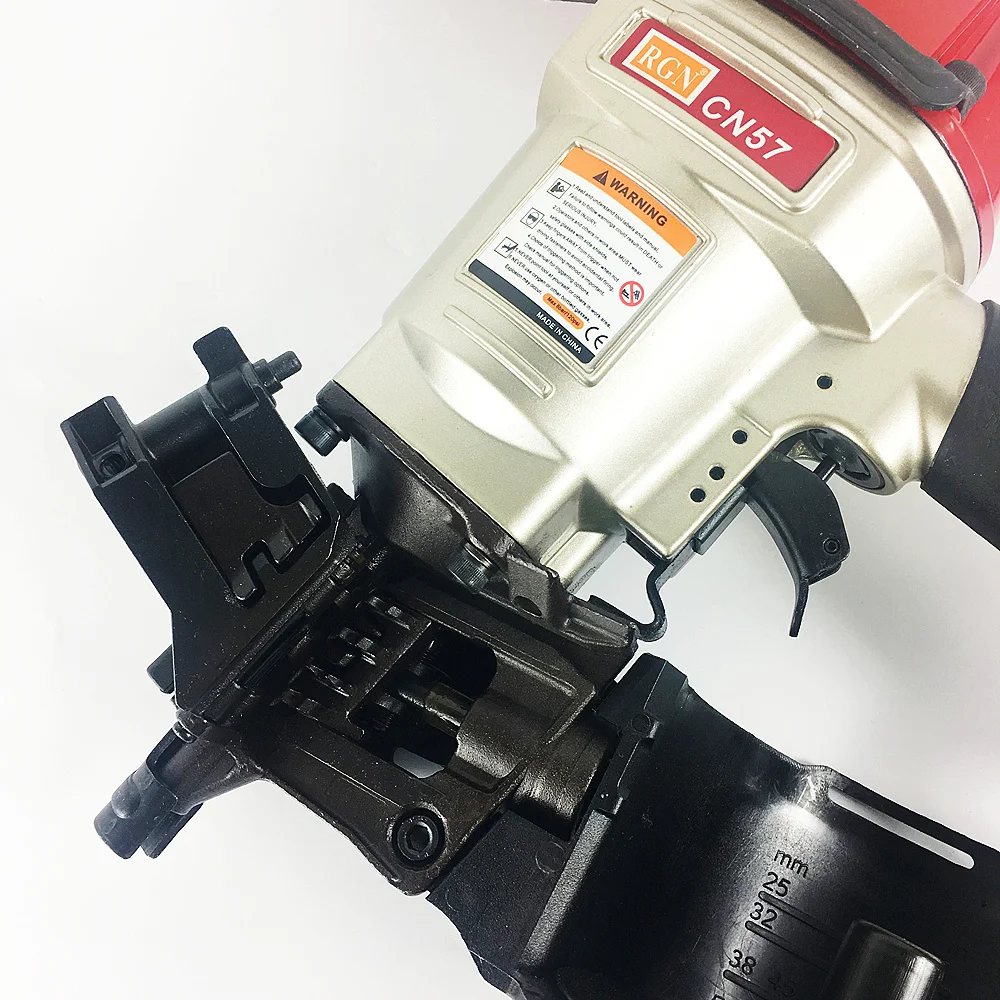 Следующее название товара на русском языке: CN55 CN57 Пневматическая катушечная пневматическая сторонняя ножница для ногтей для деревянного паллетирования упаковочных ящиков и каркасов.