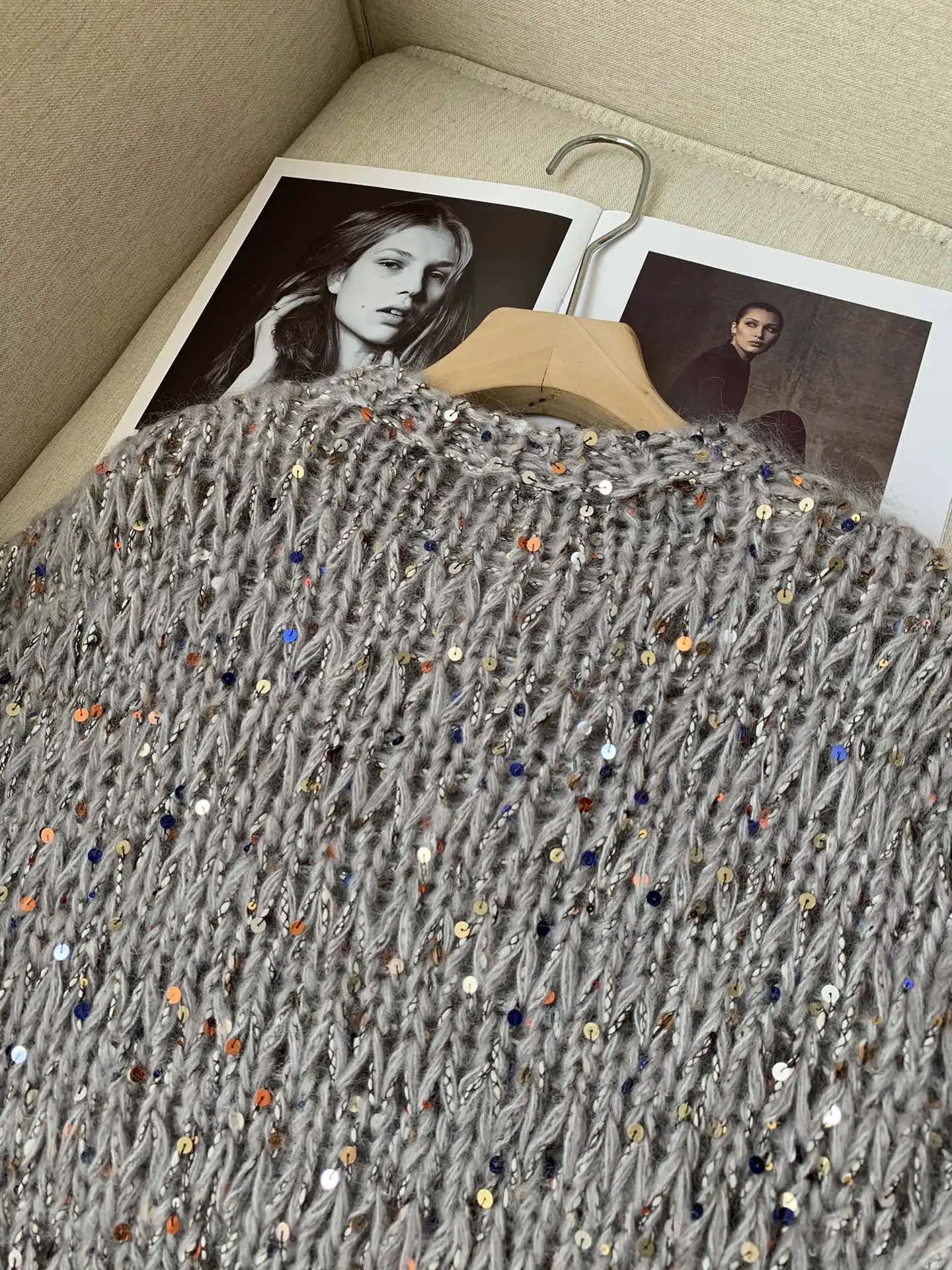 Женский свитер с круглым вырезом