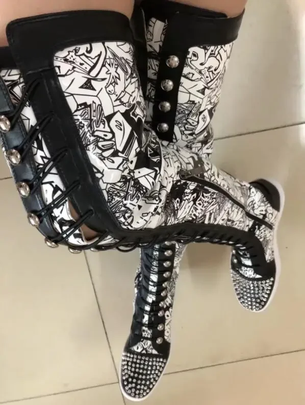 Заводские сапоги до бедра с металлическими заклепками и принтом каракулей