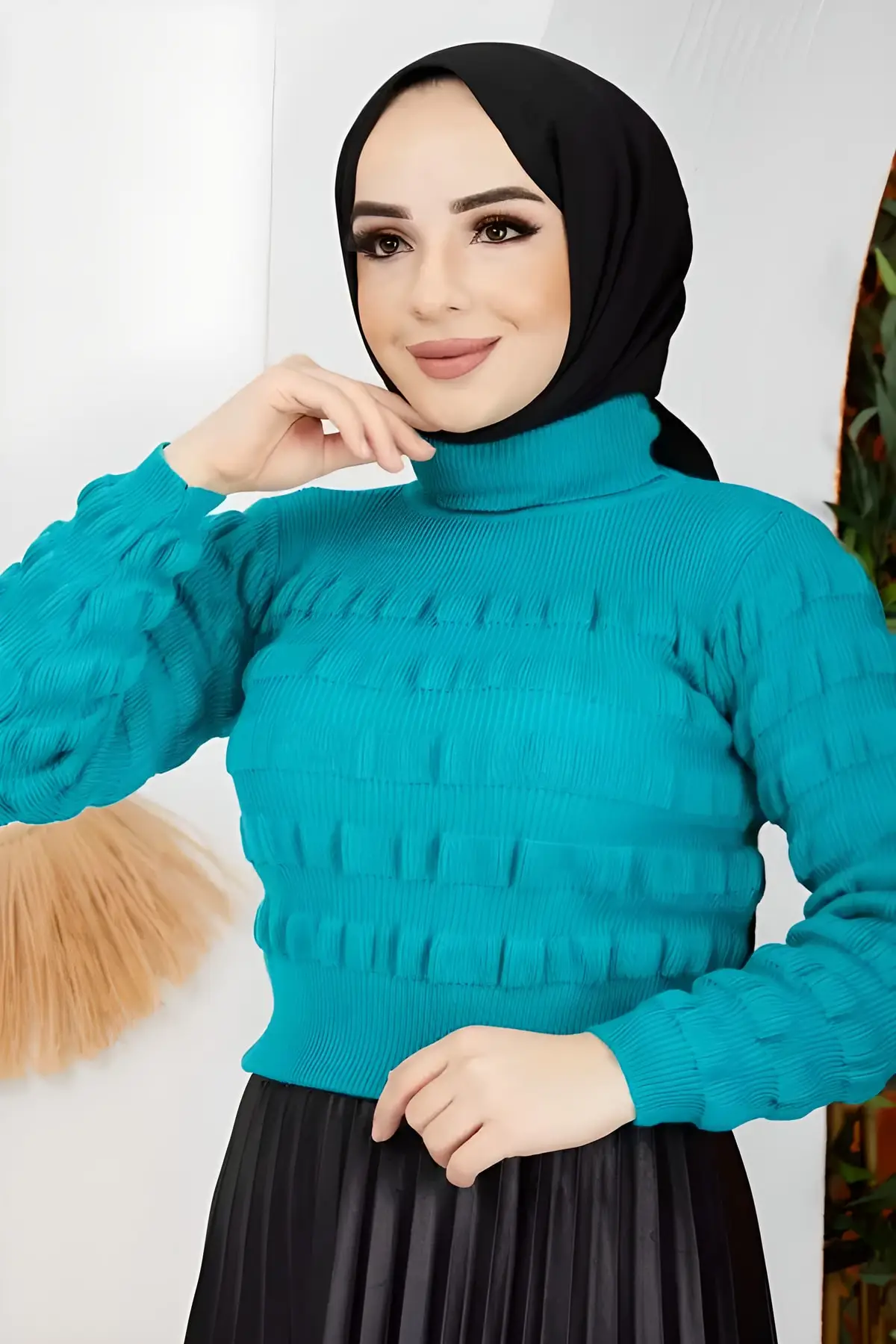 Бирюзовый трикотажный свитер с круглым вырезом