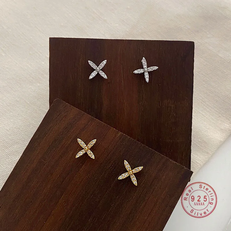 

Женские серьги-гвоздики из серебра 925 пробы, с цирконом