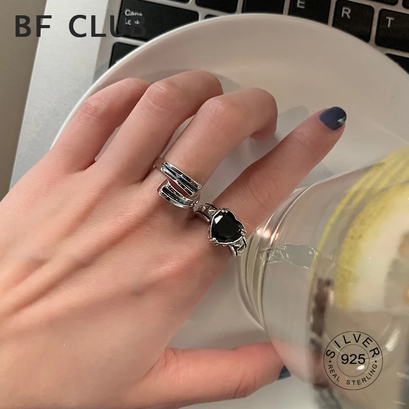 

Женское кольцо из серебра 100% пробы с черным сердцем и камнем